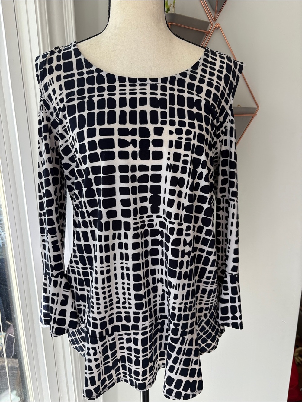 Cleo Women's Black & White Geometric Scoop Neck Top size Small